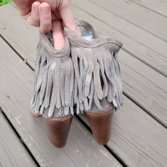 Frye Ilana Grey Suede Burnished Toe Fringe Western Boho Cowgirl Ankle Boots 9 - Picture 6 of 10